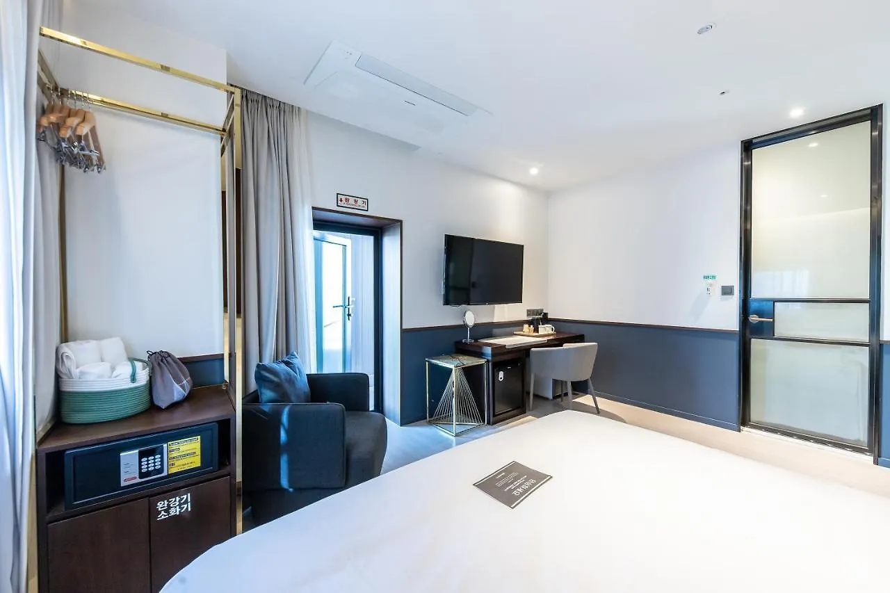 H Avenue Gwanganri Beach Пусан 2*,