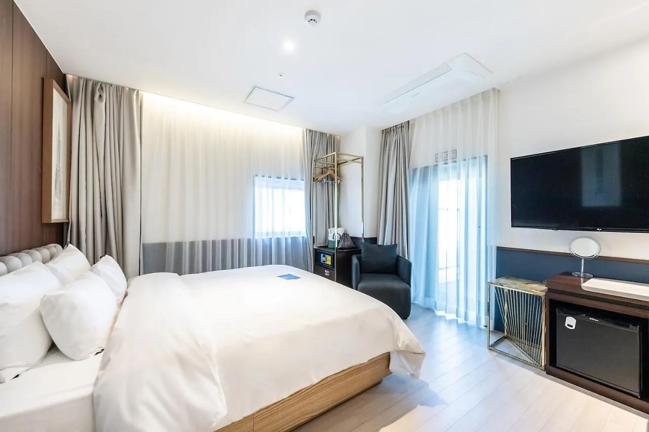 H Avenue Gwanganri Beach Пусан 2*,